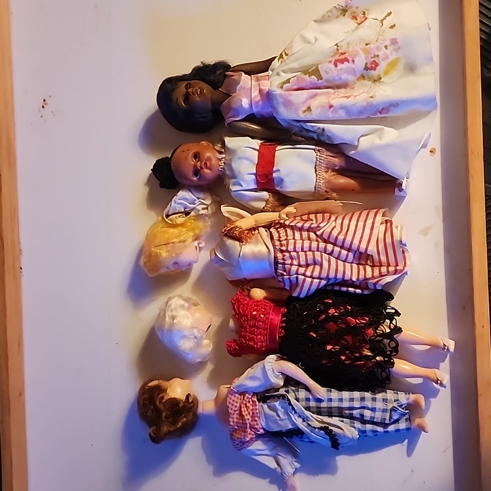 VINTAGE ASSORTMENT OF PLASTIC & RUBBER DOLLS. - Picture 1 of 6